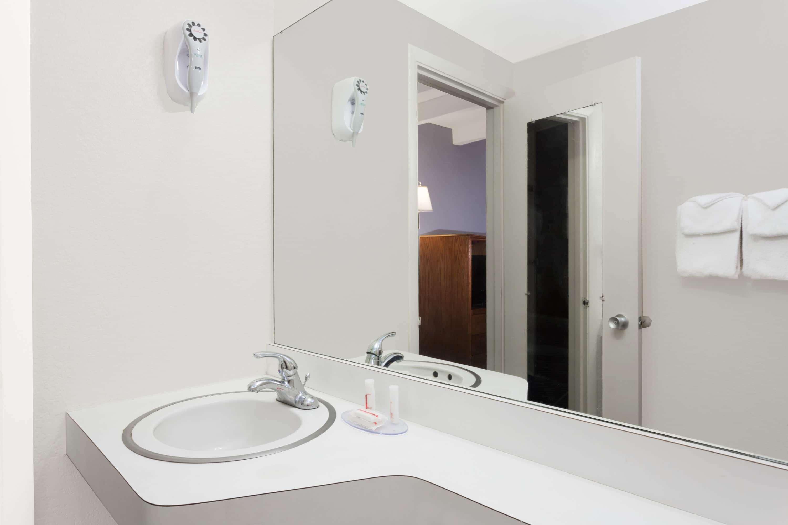 Howard Johnson By Wyndham Vero Beach / Downtown Екстериор снимка