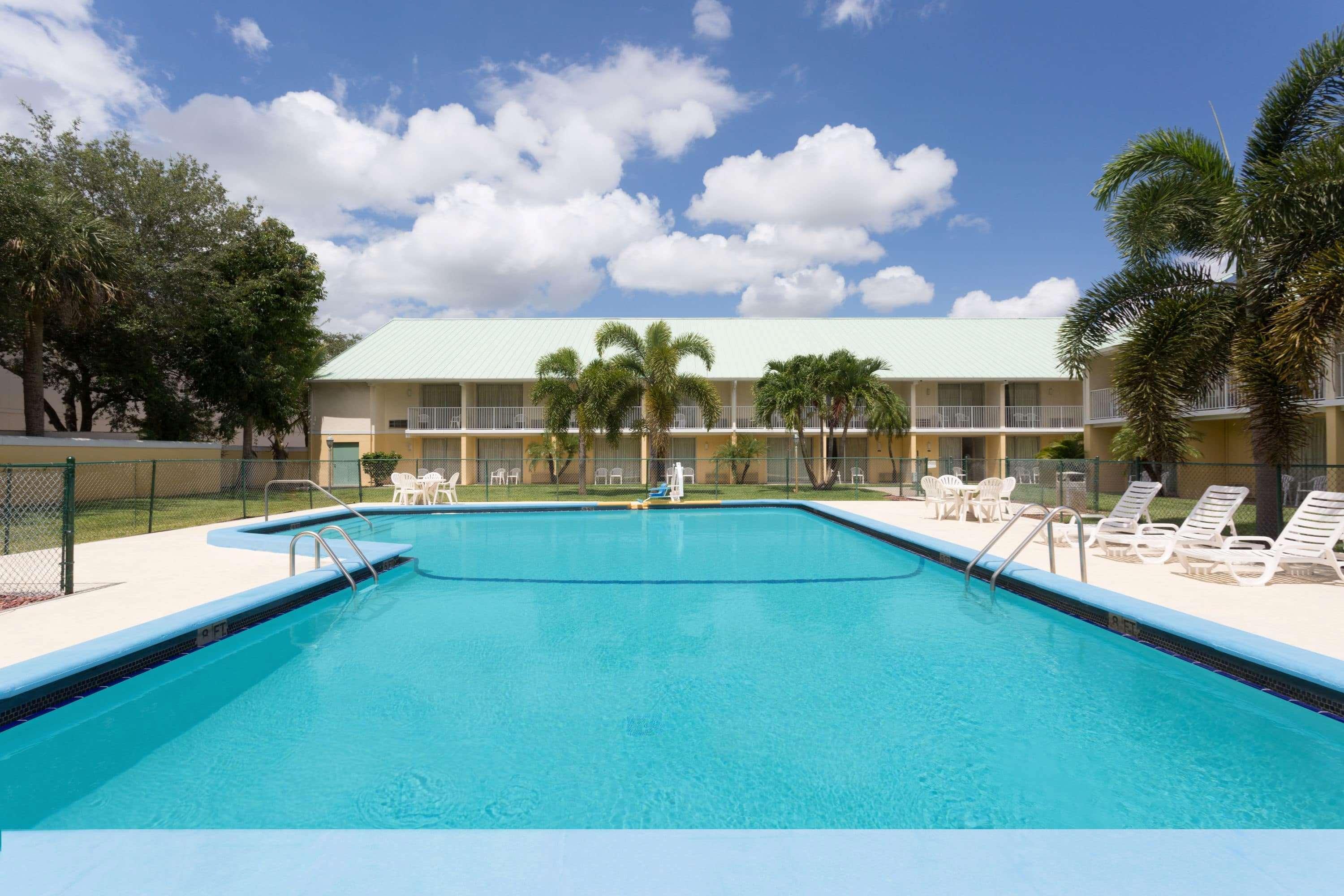 Howard Johnson By Wyndham Vero Beach / Downtown Екстериор снимка